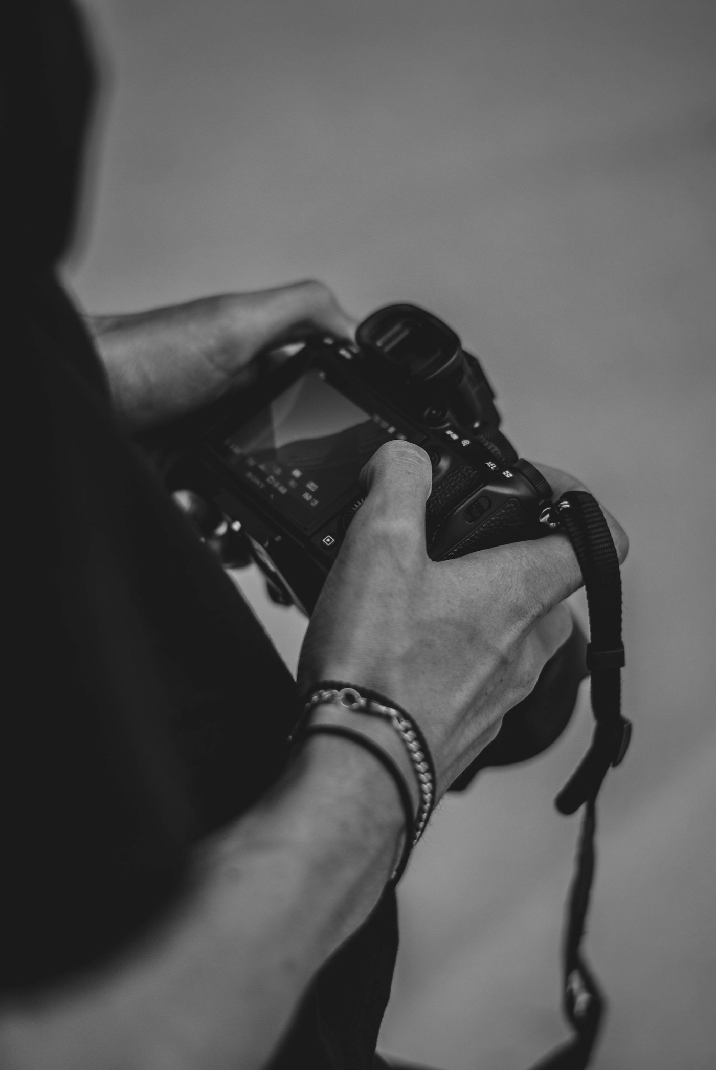 Photographe de presse au travail avec son appareil lors d'un événement